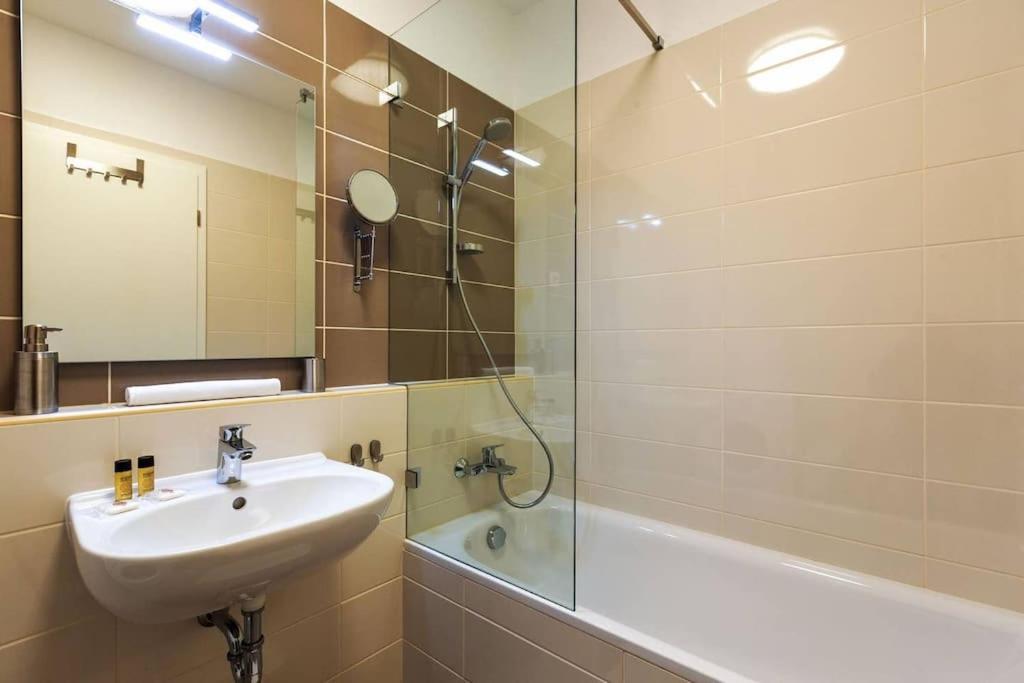 Tranquil Oasis At Corvin Promenade - 010 Apartment